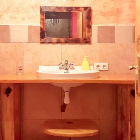 Spacious With Private Pool In וילה